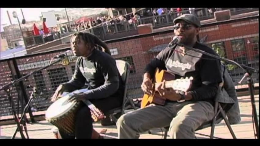 Bob Marley "Three Little Birds" by PLAYING FOR CHANGE - acoustic MoBoogie Rooftop Session