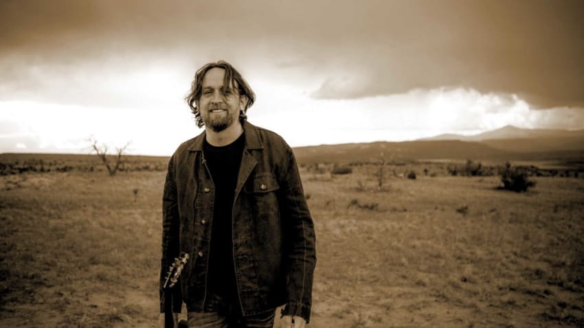 Hayes Carll Reimagines Songs On New Album ‘Alone Together Sessions’ & Shares Single