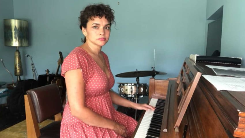 Norah Jones Covers ‘Love Me’ During Solo Piano Set