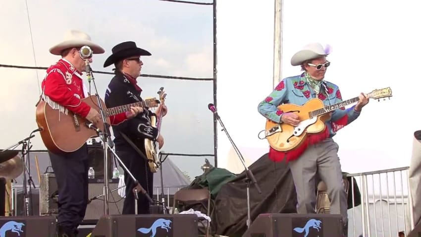 Red Knuckles and the Trailblazers "The Flying Saucer Motor Court" 7/18/15 Oak Hill, NY