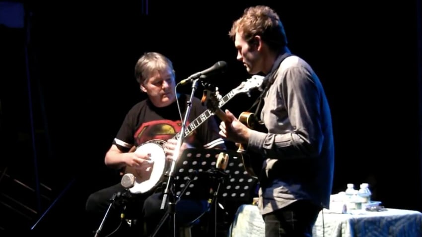 Béla Fleck & Chris Thile Perform ‘Metric Lips’ At Grey Fox 2016: Pro-Shot Video