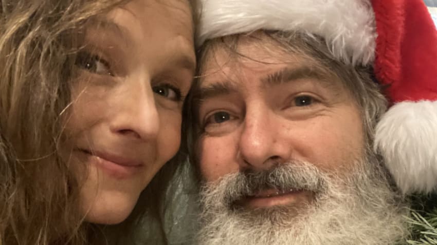 Béla Fleck & Abigail Washburn Share 'Christmas Time's A Coming (And I Know I'm Staying Home)'
