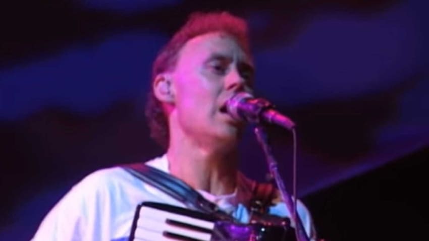 Watch The Grateful Dead Cover ‘The Weight’ With Bruce Hornsby In 1993