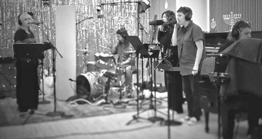Dave Grohl Greg Kurstin Violet Grohl Amy Winehouse Cover Hanukkah Sessions