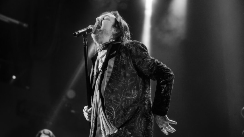 The Black Crowes Cover David Bowie’s ‘Moonage Daydream’ In Las Vegas