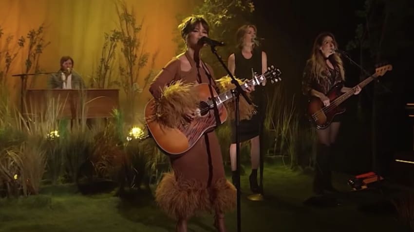 Maren Morris Performs 'Circles Around This Town' On 'Fallon'