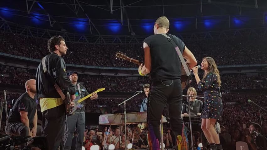Coldplay, Natalie Imbruglia & Jacob Collier Honor Olivia Newton-John In London