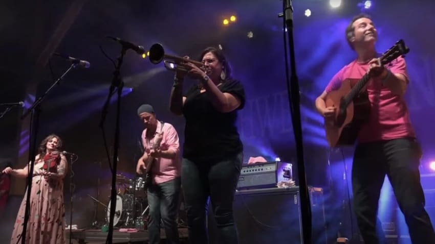 Yonder Mountain String Band Plays ‘Rag Doll’ With Jennifer Hartswick & Others At Northwest String Summit