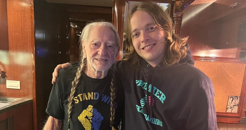 Billy Strings ‘thanks Willie Nelson With Final Outlaw Festival Setlist 