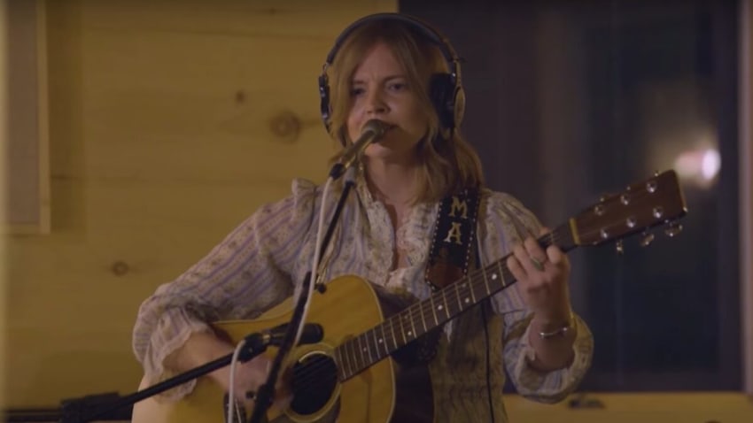 Watch Courtney Marie Andrews Perform 'Loose Future’ On ‘The Kelly Clarkson Show’