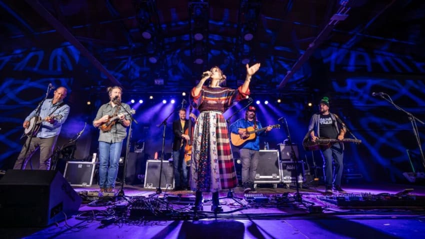 Watch Greensky Bluegrass & Lindsay Lou Cover Billy Strings In Texas