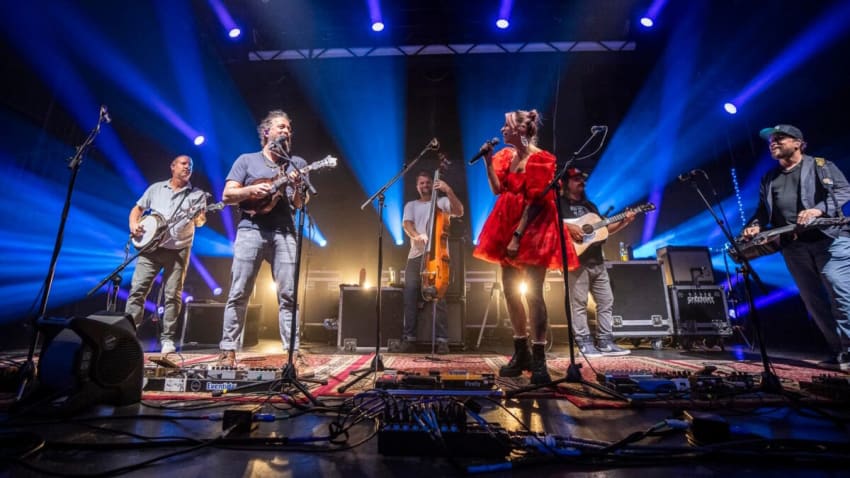 Greensky Bluegrass Welcomes Lindsay Lou For JJ Cale & Bruce Springsteen Covers In Oklahoma