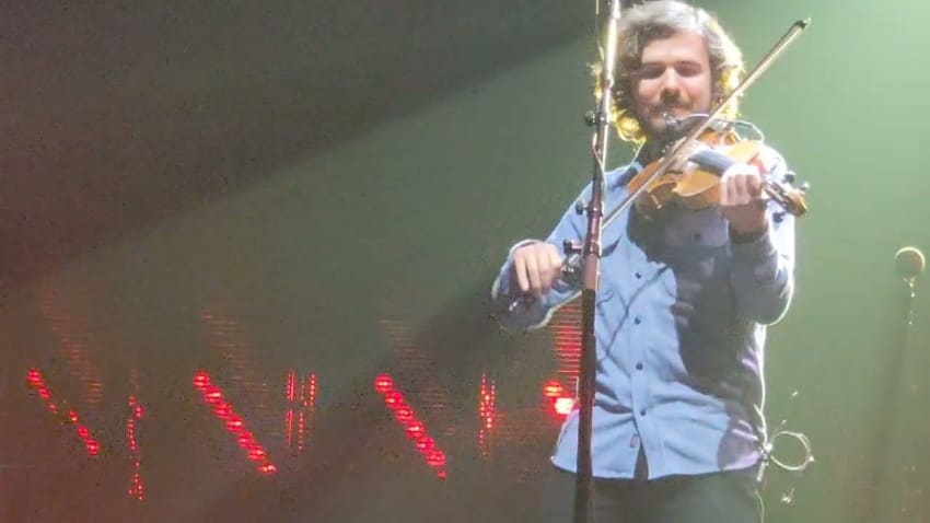 Billy Strings spots Santa and Sings Christmas songs in Syracuse, NY [December 16, 2023]