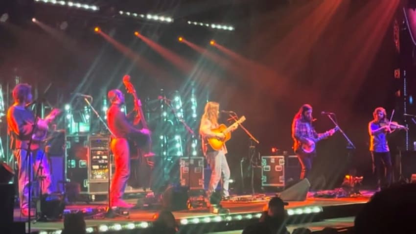 Billy Strings- Christmas Times A-Coming (Bill Monroe)  12/16/23  War Memorial Arena; Syracuse, NY