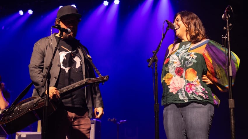 Watch Greensky Bluegrass & Jennifer Hartswick Unite On Ethereal ‘Ain’t No Sunshine’ Cover At Ryman