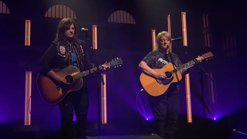 Indigo Girls Perform New Song ‘What We Wanna Be’ On ‘Late Night’