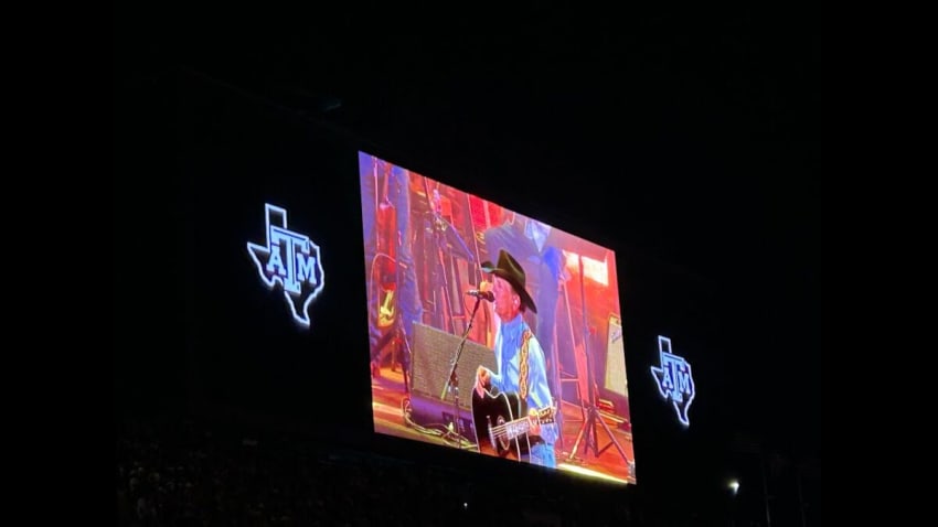 GEORGE STRAIT - Check Yes or No @ College Station Kyle Field!