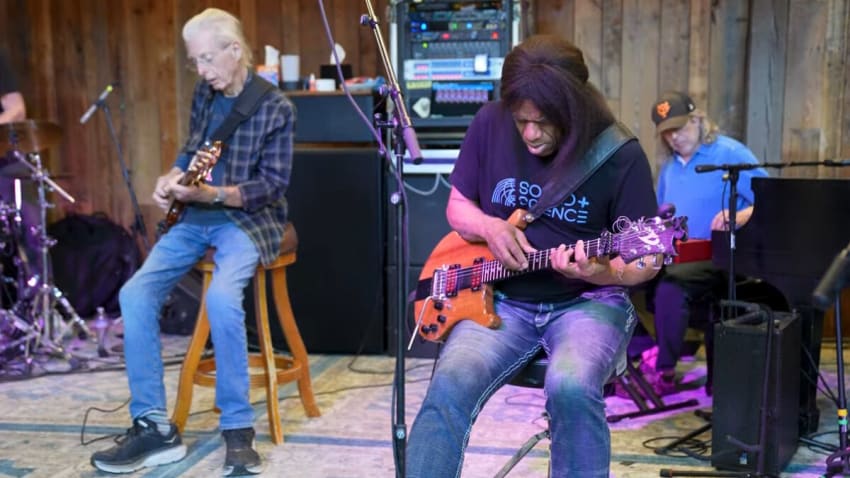 Stanley Jordan And Phil Lesh & Friends Go 'Somewhere Over The Rainbow' At Jam-Filled 'Clubhouse Session'