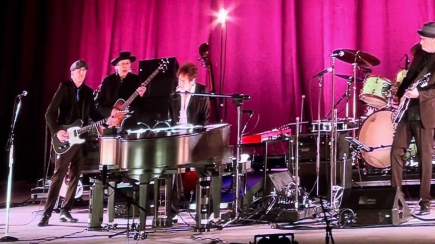 Bob Dylan Performs Robert Hunter Co-Write ‘Silvio’ For 1st Time In 20 Years