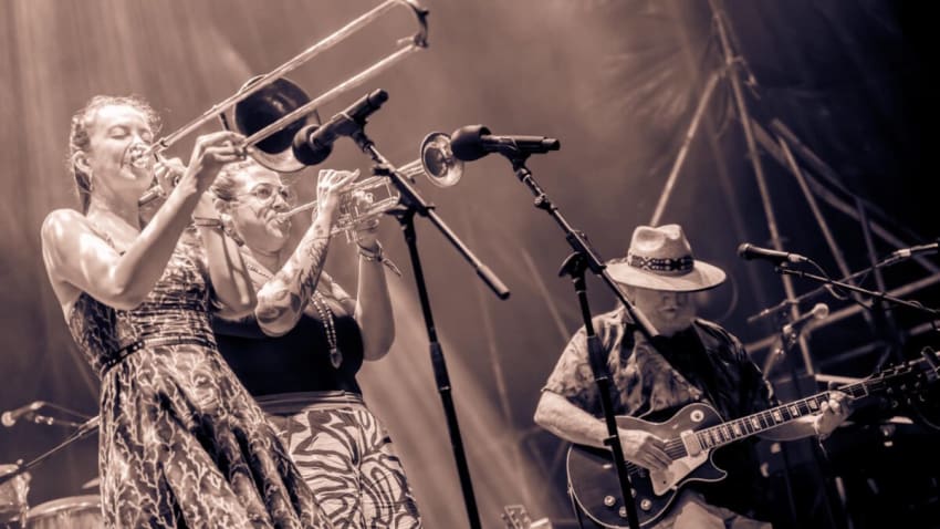 Jennifer Hartswick & Natalie Cressman Join The String Cheese Incident For Funky Stevie Wonder Cover In Mexico