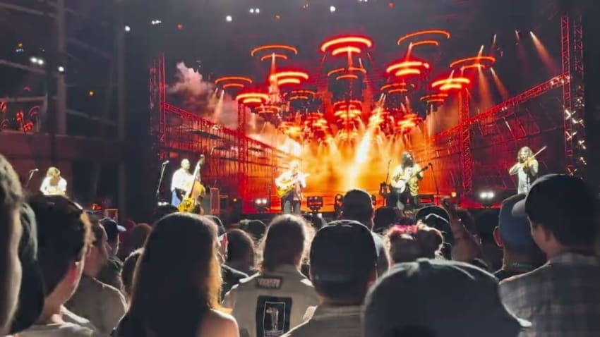 Billy Strings - Black Clouds (Live) (The String Cheese Incident cover) Koka Booth 4/18/25