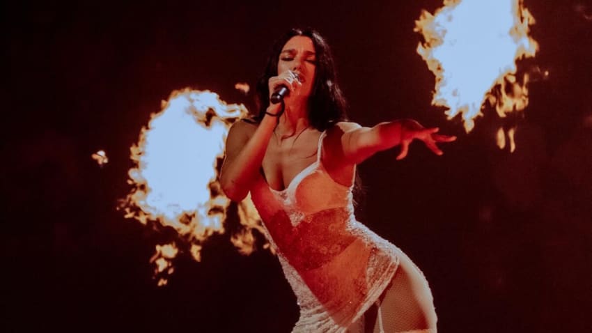 Watch Dua Lipa Sing ‘99 Luftballons’ In German At Hamburg Concert