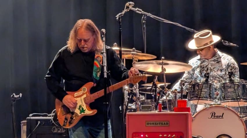 Watch Warren Haynes Cover ‘Black Peter’ With Jerry Garcia’s Alligator Guitar In San Francisco