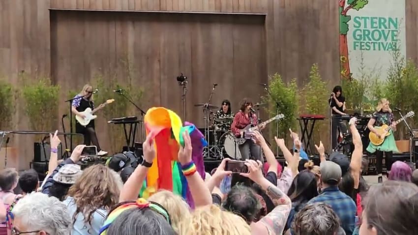Sleater Kinney - Holiday (Green Day  cover ) /  Entertain