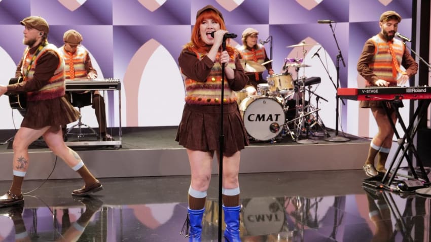 Watch Irish Star CMAT Make U.S. Television Debut With ‘Take A Sexy Picture Of Me’ On ‘Kimmel’