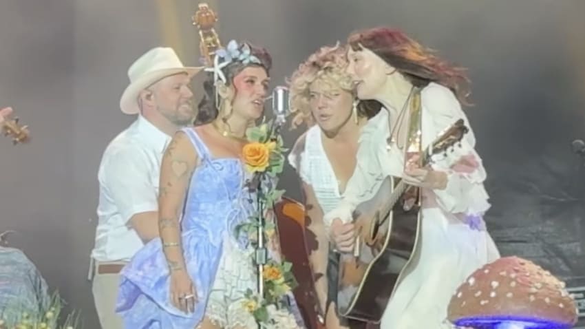 Molly Tuttle & Sierra Ferrell Perform ‘Gentle On My Mind’ Together At Moon Crush Avett Moon