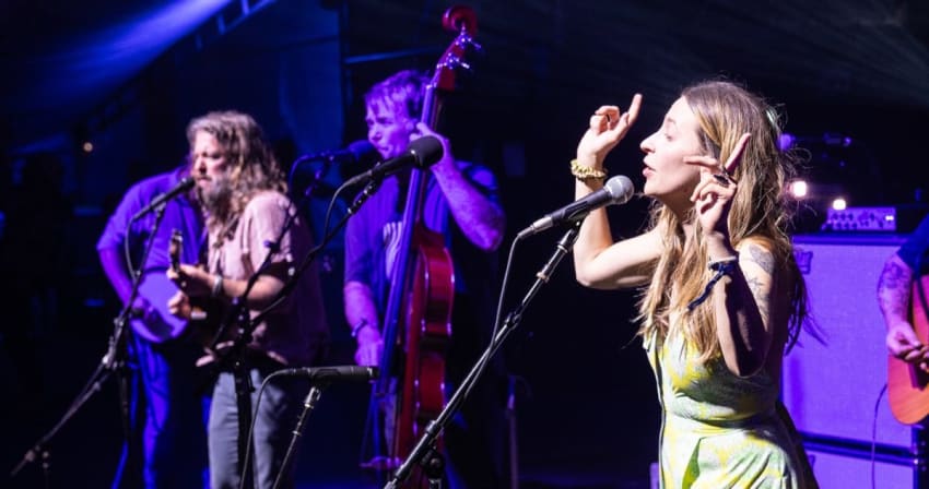 Greensky Bluegrass Lindsay Lou Strings Sol 2025