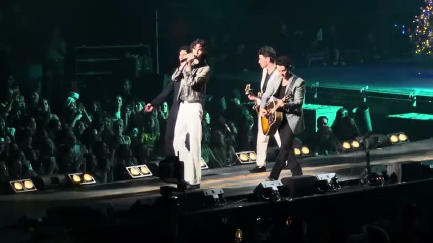 Jonas Brothers W/sombr - back to friends - Jonas 20 Tour - Barclays 12/22/25