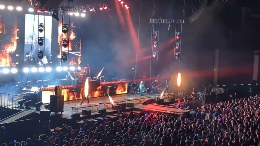 Motionless in white - hollow points (live debut at the Glasgow hydro)