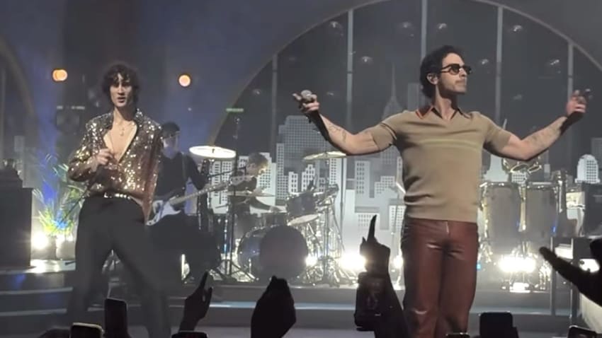 sombr Summons Joe Jonas For ‘Cake By The Ocean’ In London