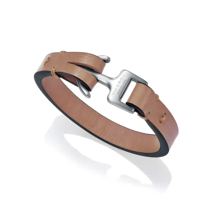 75008P09011 A stylish brown leather bracelet featuring a sleek silver clasp, showcasing a modern yet classic design.