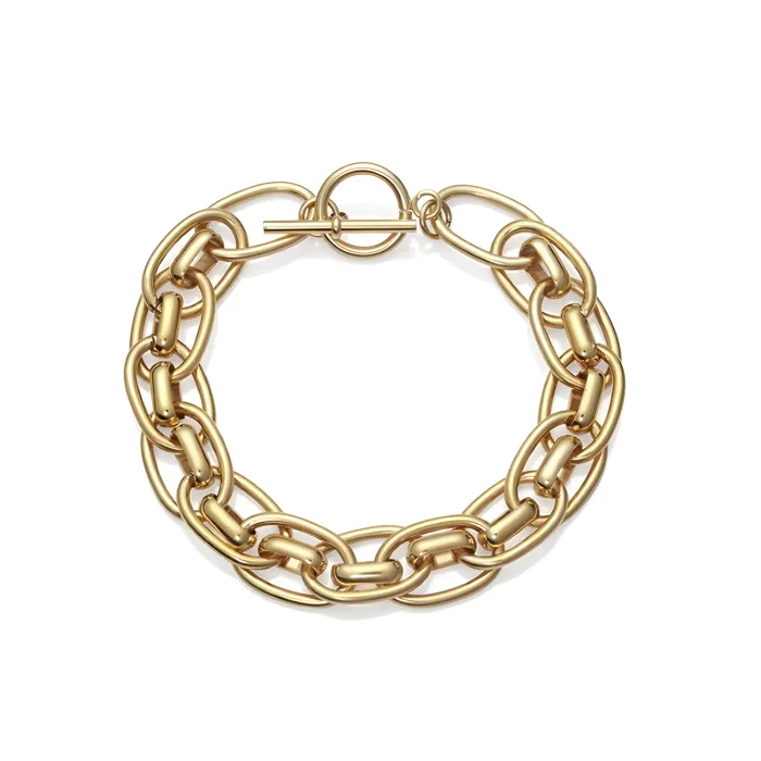 1373P01012 A stylish gold chain bracelet featuring interlocking oval links and a classic toggle clasp.