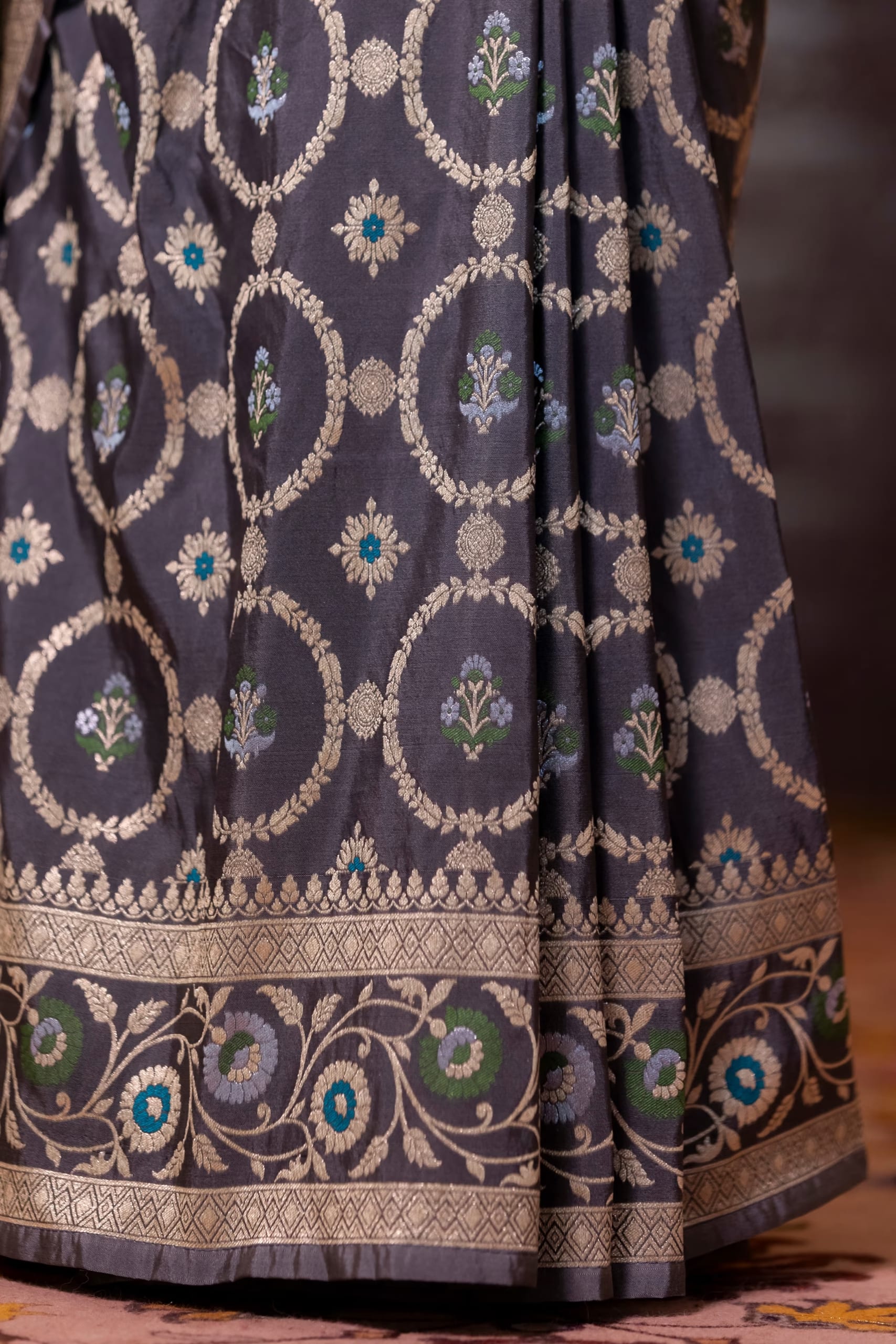 Grey Mashru Silk Banarasi Saree with Subtle Zari Accents – Silk Sagas - Image 4