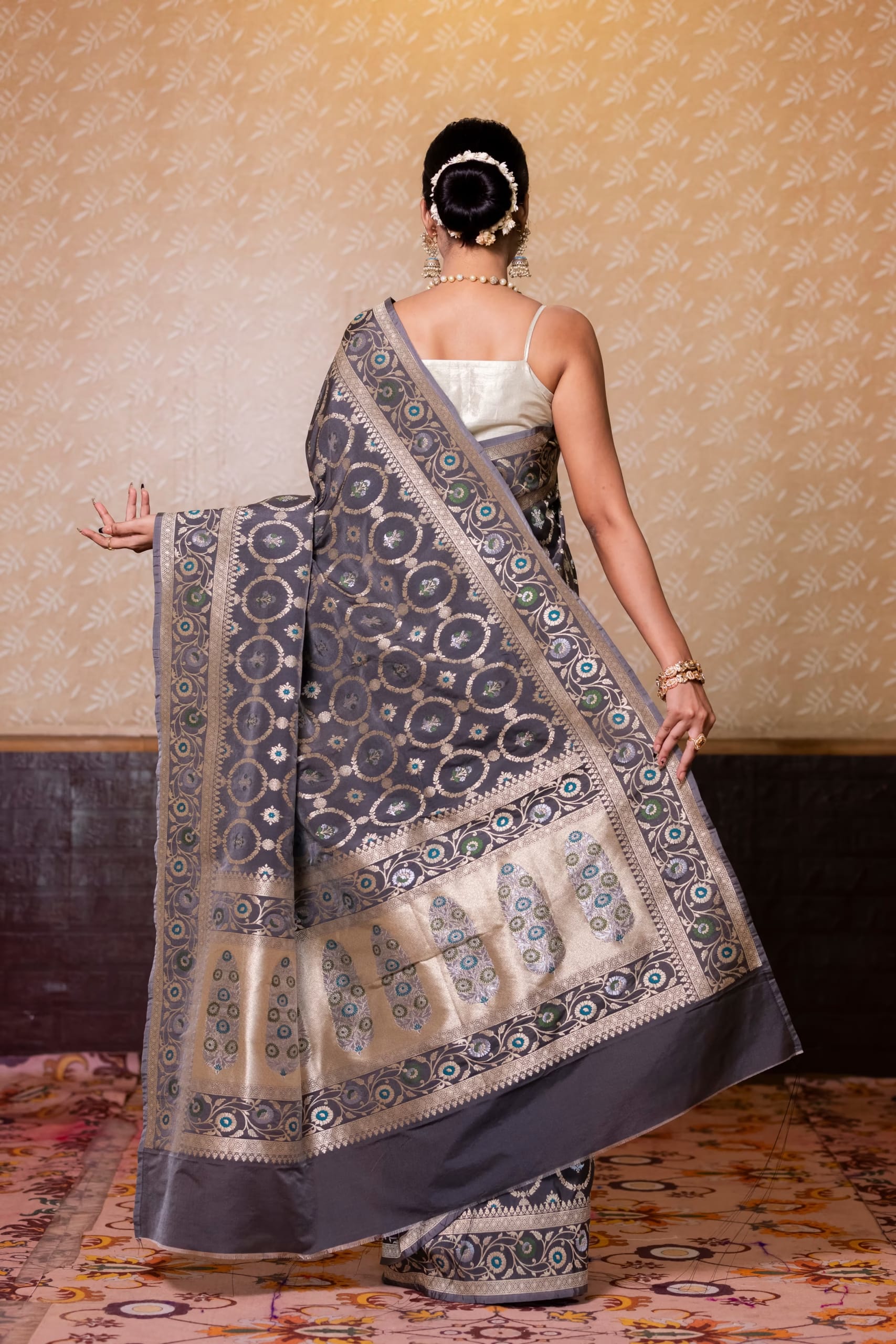 Grey Mashru Silk Banarasi Saree with Subtle Zari Accents – Silk Sagas - Image 2