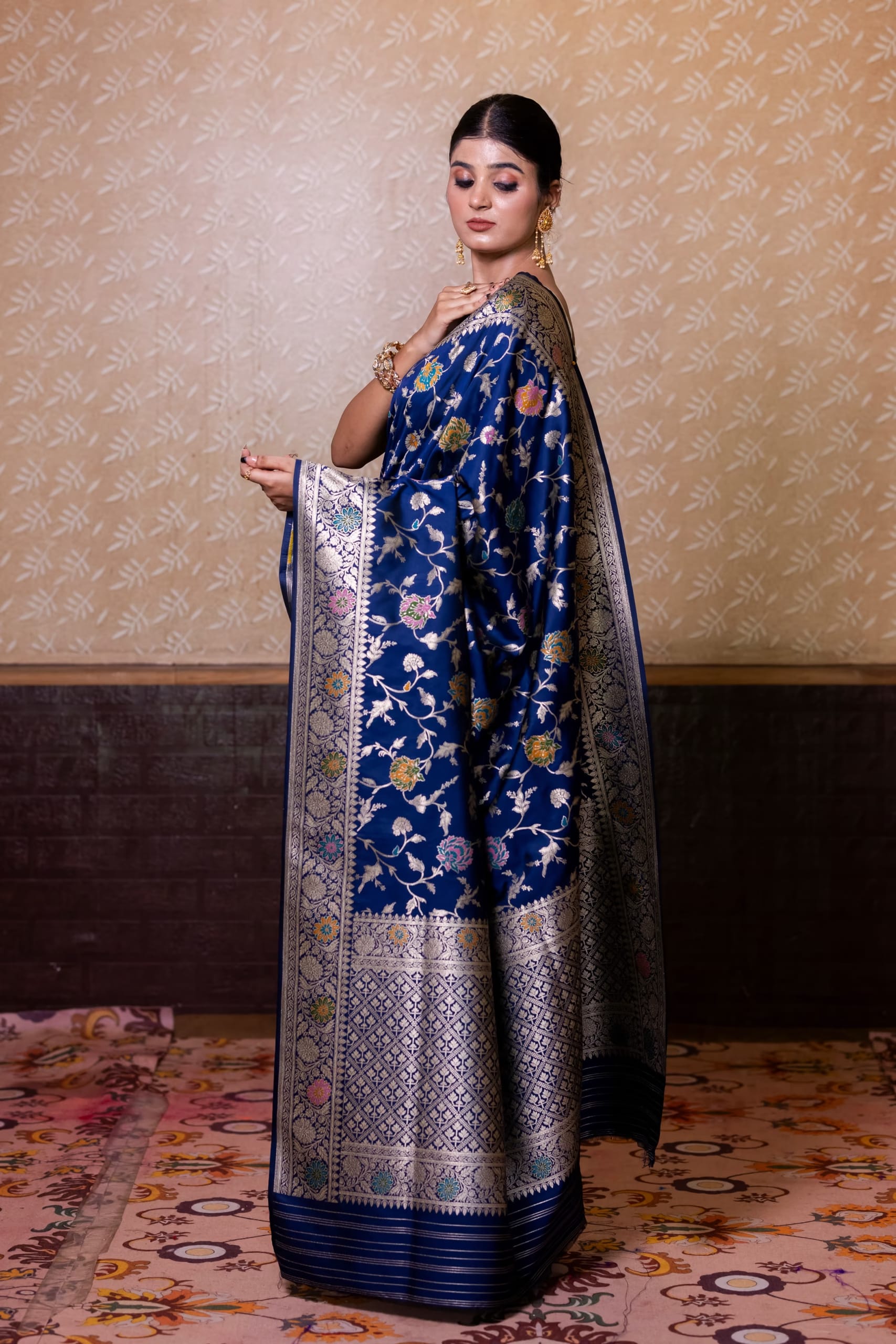 Navy Blue Mashru Silk Banarasi Saree with Mughal Floral Buti and Zari Border – Silk Sagas - Image 5