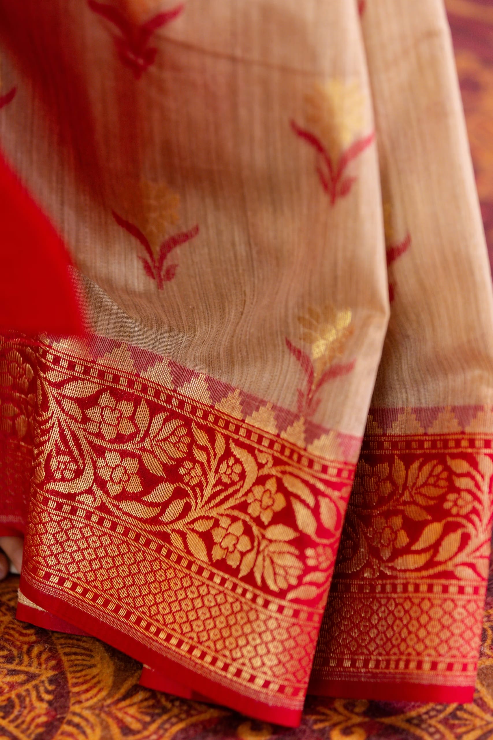 Sandal With Red Tusser Silk Saree - Image 4