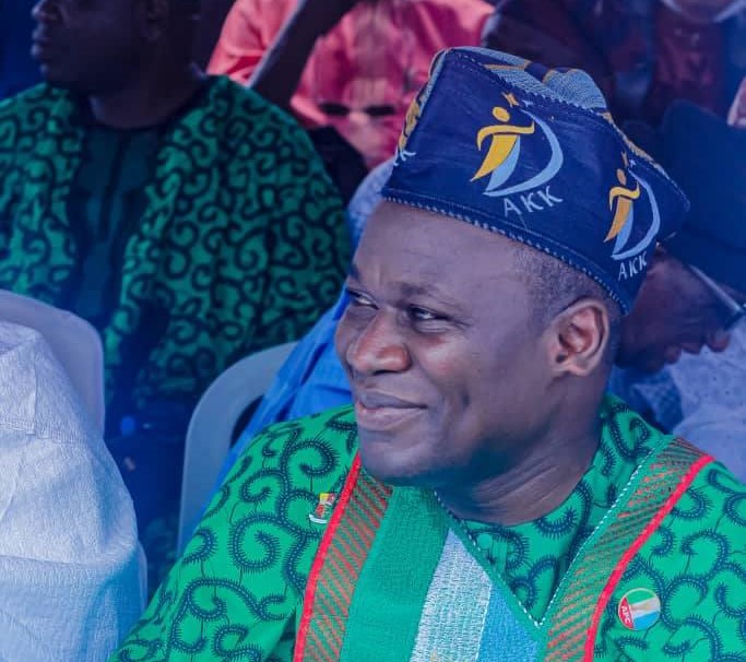 Oyo 2027: Dr. Adewale Kolapo Kareem (AKK) Makes Generous Donation to Ifesowapo Oluwo Primary Health Centre Project