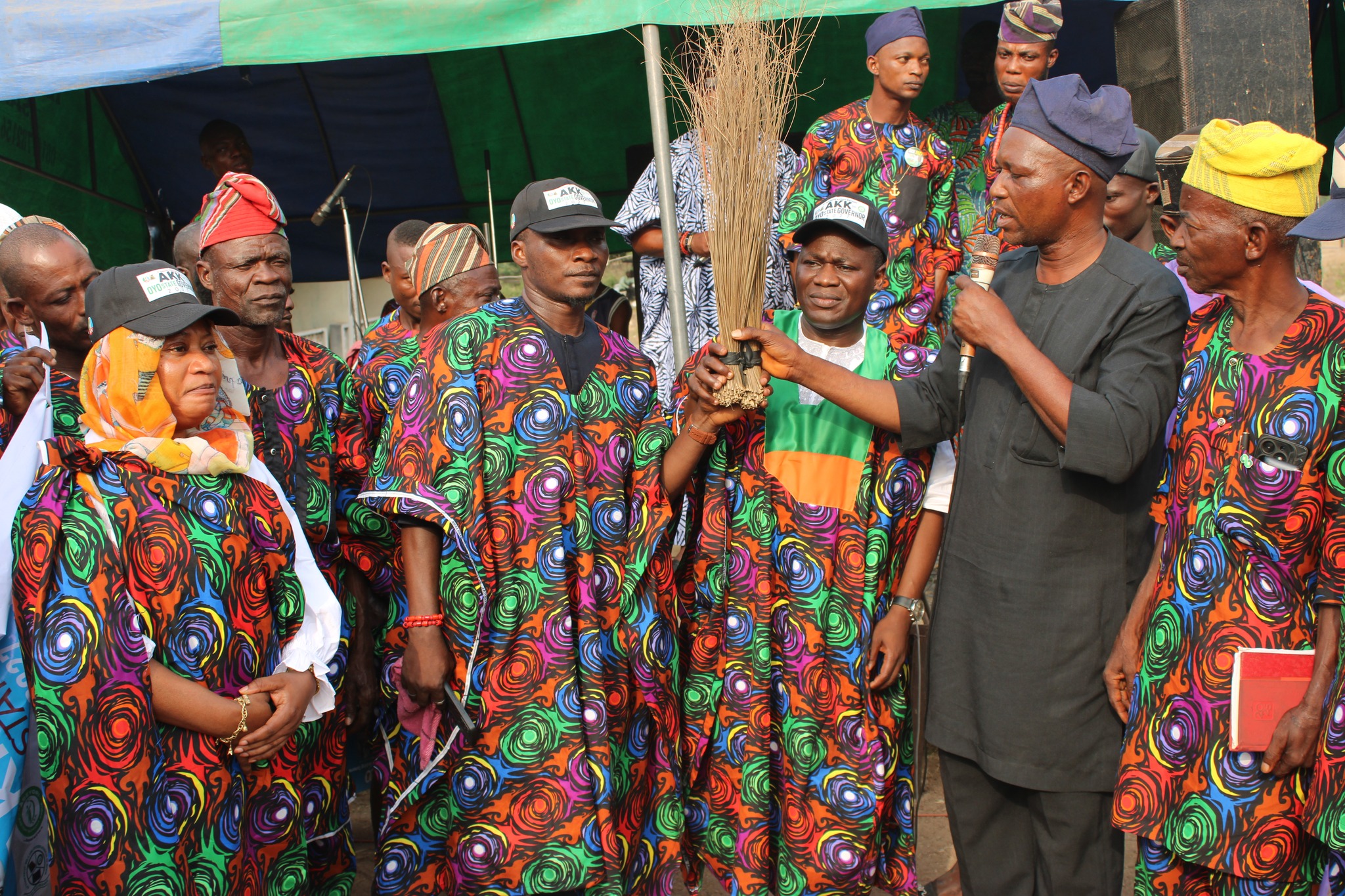 2027: Ibarapa APC Stakeholders, Dr. Adewale Kolapo Kareem (AKK) Officially Receive MC Swagger, Dr. Opeyemi Ayanride as He Defects from PDP. 
