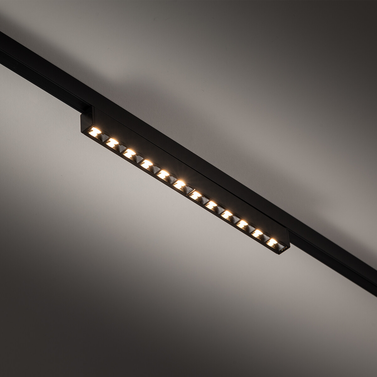 FOCUS OUT LED LINEAR LUMINAIRE FOR NANO-LVM TRACK SYSTEM Lifestyle 1