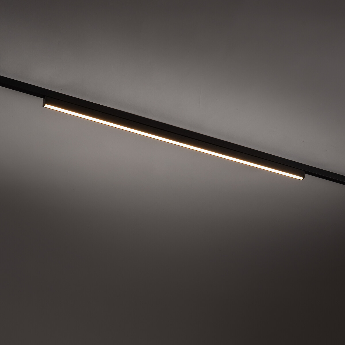 LINE OUT LED LINEAR LUMINAIRE FOR NANO-LVM TRACK SYSTEM Lifestyle 2