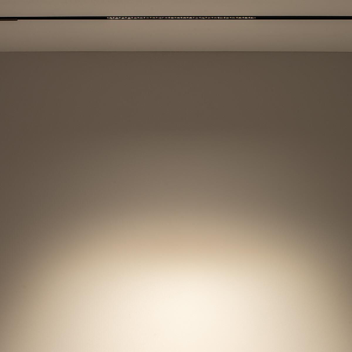 FOCUS LED LINEAR LUMINAIRE FOR LVM TRACK SYSTEM Detail 2