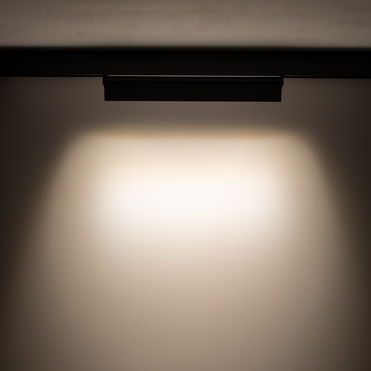 FOCUS OUT LED LINEAR LUMINAIRE FOR LVM TRACK SYSTEM Detail 3