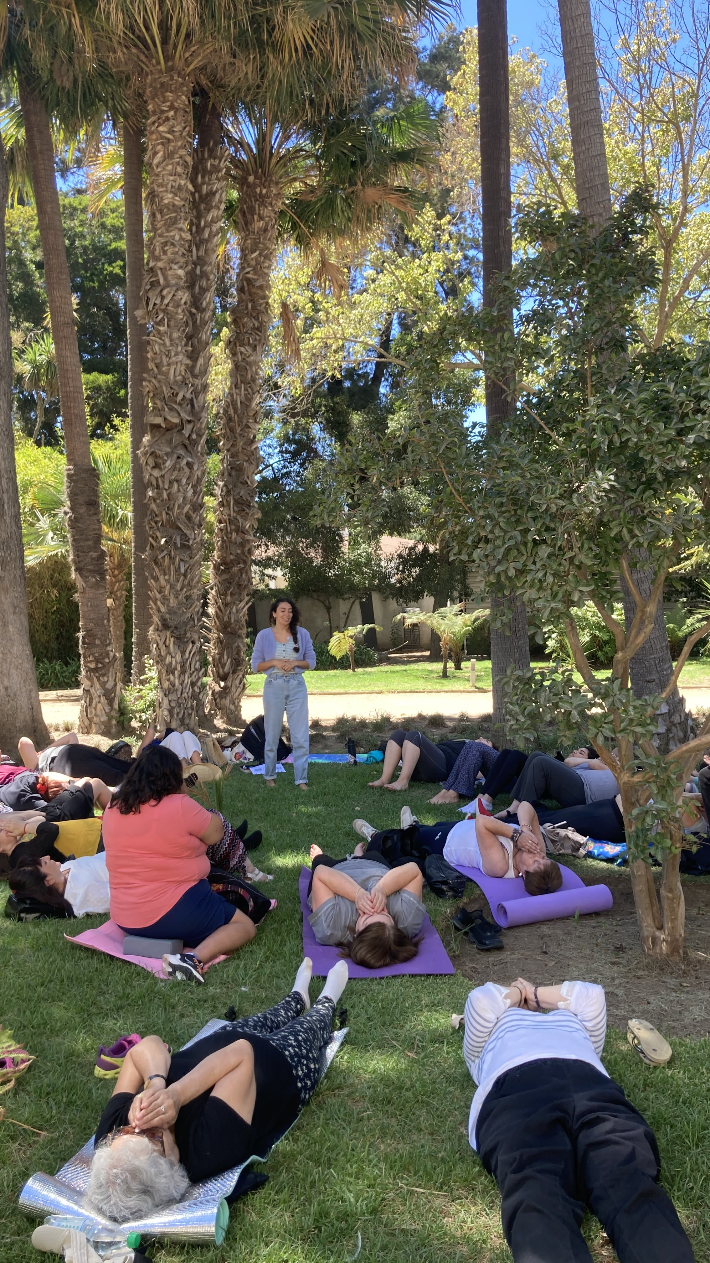 Círculo de mujeres y hombres compartiendo en espacio seguro de meditación