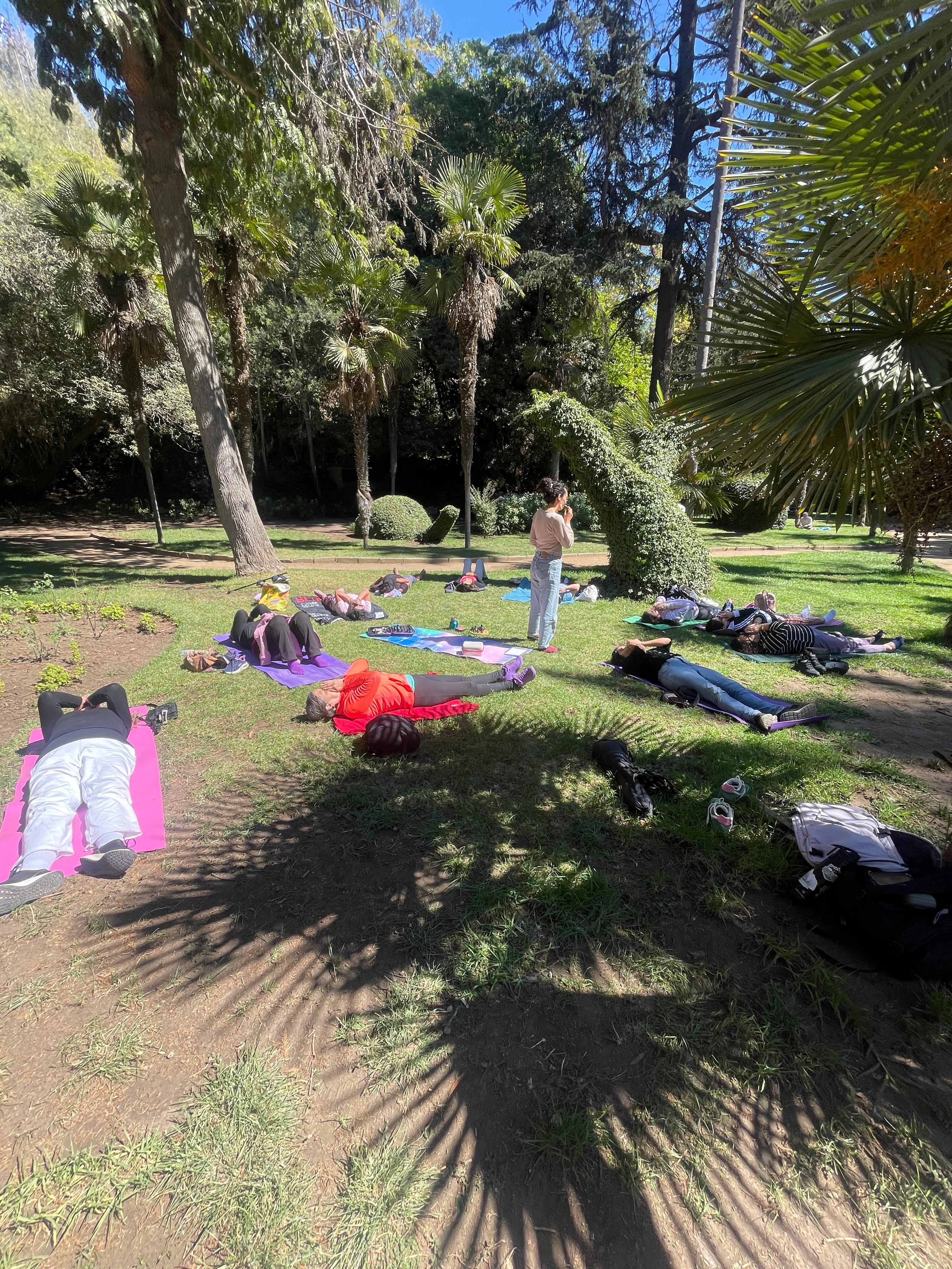 Participante realizando ejercicios de respiración consciente