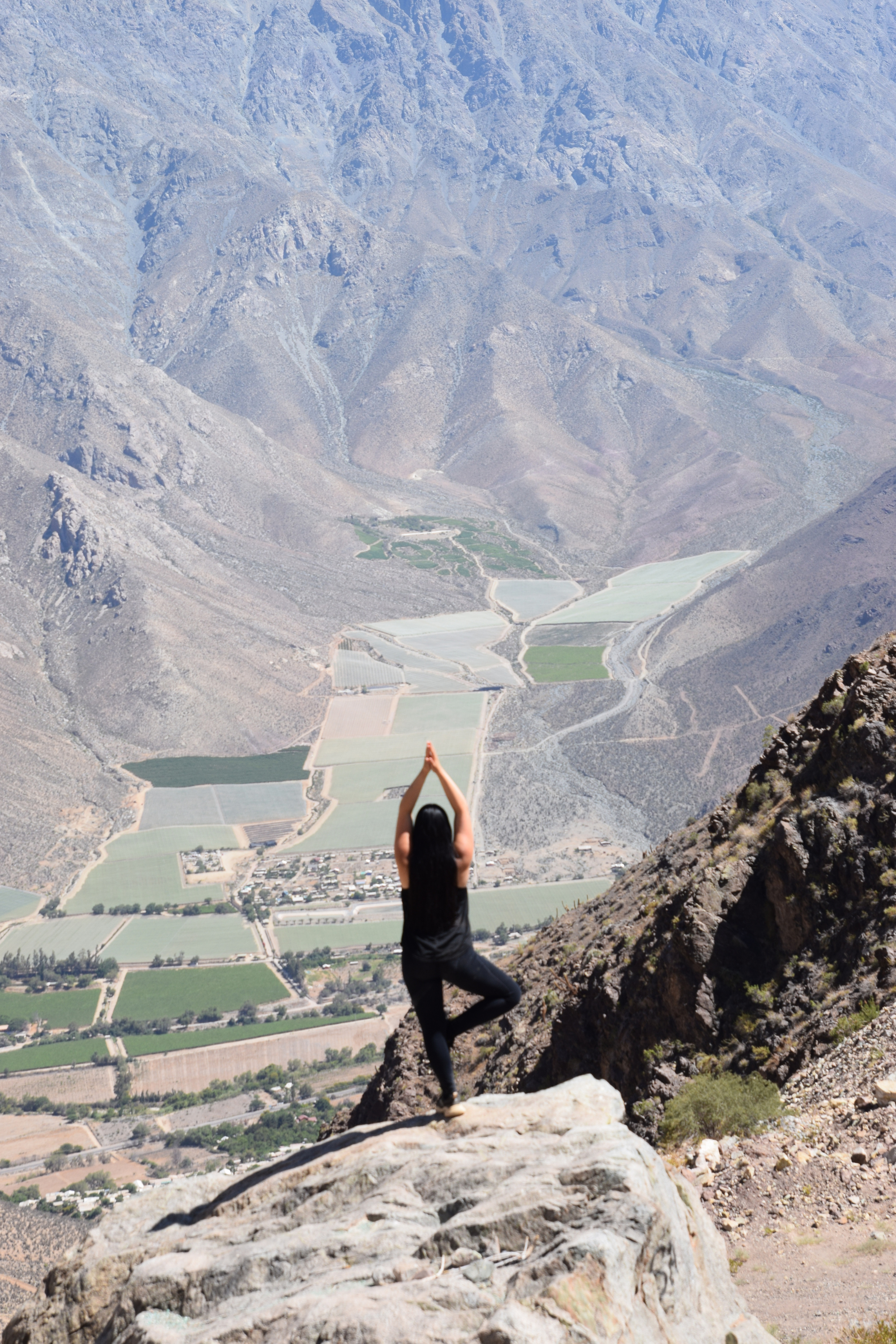 Un retiro en el Valle del Elqui, paisaje con cabañas y montañas al fondo.