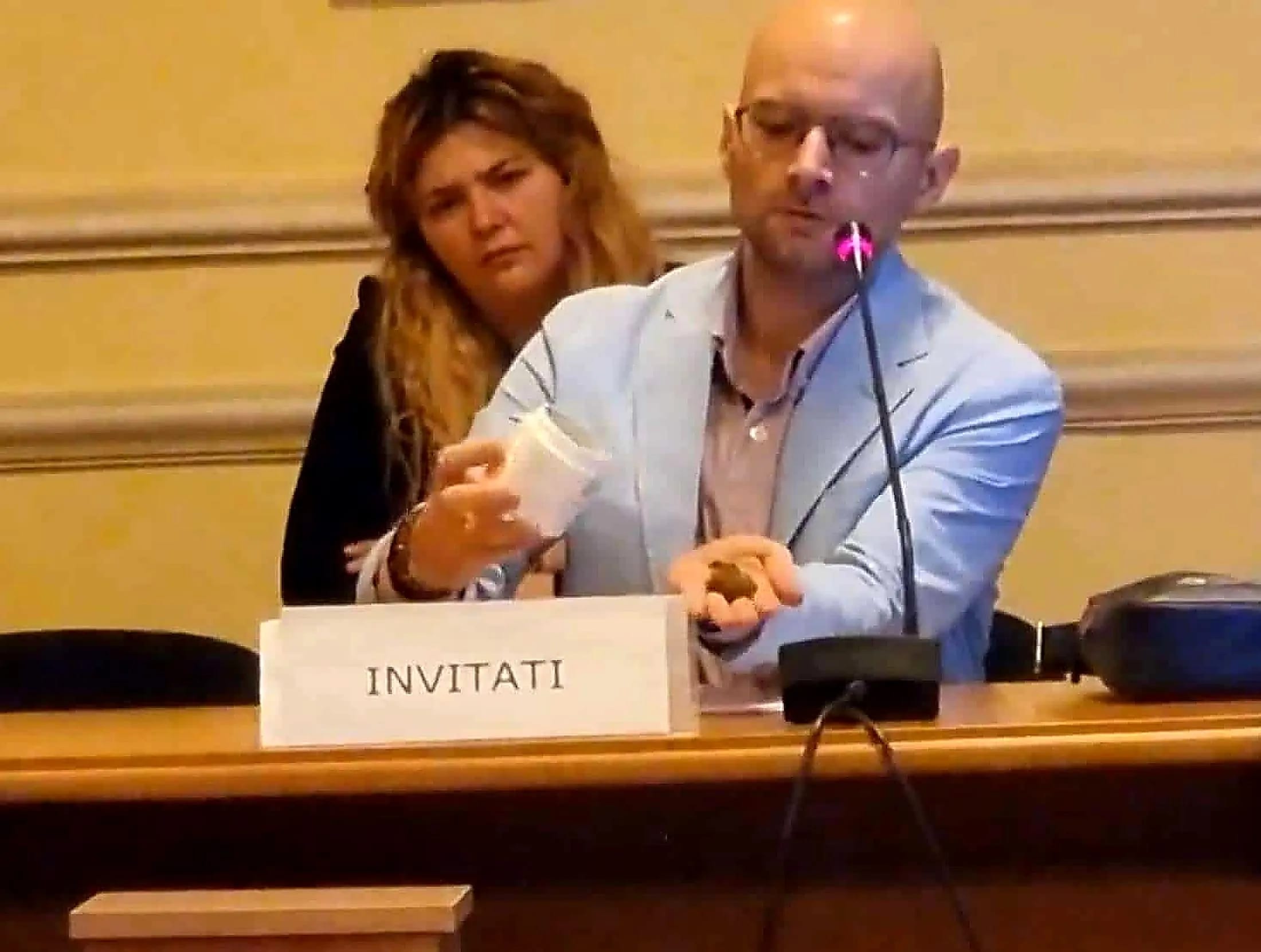 Giancarlo Cristea demonstrating the medical cannabis vaporizer, Health Commission, Romanian Parliament, 2023